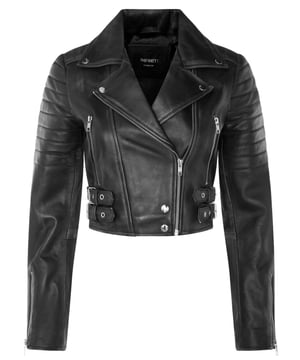 Gönnen Sie sich Luxus und modernen Stil mit unserer exquisiten Lederjacke. Das macht es zu einem Must-Have:  
 Höchste Weichheit: Gefertigt aus ultraweichem Leder mit Premium-Nappa-Finish Jacke ist ein haptischer Genuss, der sich luxuriös auf der Haut anfühlt. 
 Cropped Chic: Die zeitgemäße, verkürzte Länge und das figurbetonte Design sorgen für einen modischen und eleganten Look schmeichelnder Look, der perfekt zu jedem Anlass passt. 
 Besondere Details: Gesteppte Schultern und verlängerte vertikale Reißverschlusstaschen verleihen dieser Jacke einen Hauch von Raffinesse und Einzigartigkeit Design. 
 Anpassbarer Komfort: Mit Reißverschlussmanschetten können Sie die Ärmel für einen individuellen Look hochkrempeln, während eine mit Schnallen verstellbare Taille dies ermöglicht die perfekte Passform und das perfekte Tragegefühl. 
 Kultiges Flair: Das breite, fallende Revers greift den klassischen Brando-Stil auf und verleiht diesem modernen Modell einen zeitlosen Hauch von Flair Meisterwerk.  Diese Jacke ist mit hochwertigem Satin gefüttert und mit einem außermittigen YKK-Reißverschluss versehen und kombiniert Komfort mit hochwertiger Mode. Mit zwei Außentaschen mit Reißverschluss und gesteppten Details ist es der Inbegriff von Eleganz und Vielseitigkeit für modebewusste Menschen.