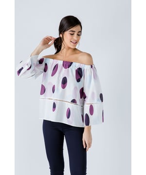 Sommerliches Top aus bedrucktem Stoff, 100% Baumwolle. Elastischer Halsausschnitt und kann über der Schulter getragen werden. Glockenärmel mit perforierter ecrufarbener Borte und an der Taille. A-Linien-Silhouette. Unser Model ist 176 cm groß und trägt Größe 36/S. Maße für Größe M (in cm): Schulter -35; Brust-49; Taille-59; Gesäß-62; Ärmellänge-44; Körperlänge-47. 100%COTTON