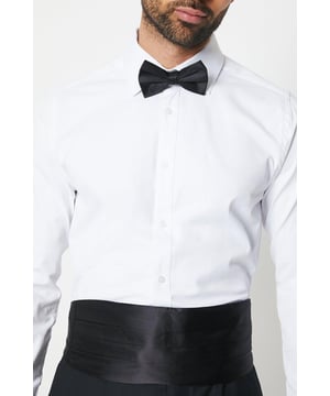 Elevate your formal attire with this sleek black bow tie and cummerbund set. Perfect for any special occasion, this set includes a cummerbund and bow tie to complete your look. Don't settle for anything less than the best - choose this set for a polished and put-together look.