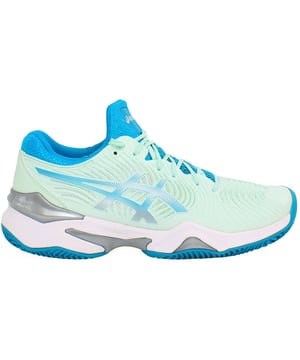 Verbeter je tennisspel met de Asics Court FF 2 Clay Trainers voor dames in blauw, een perfecte mix van stijl, comfort en prestaties die speciaal zijn ontworpen voor liefhebbers van gravelbanen. Deze tennisschoenen zijn uitgerust met belangrijke functies om je behendigheid, ondersteuning en algehele baanervaring te verbeteren.

 Specialisatie voor gravelbanen:  De Court FF 2 is speciaal ontworpen voor optimale prestaties op gravelbanen. De buitenzool is ontworpen om uitstekende tractie te bieden op de unieke ondergrond, zodat je snelle zijwaartse bewegingen kunt maken en stabiliteit kunt behouden tijdens intense rally's.

 Responsieve demping:  Dankzij de geavanceerde dempingstechnologie bieden deze sportschoenen een responsieve en comfortabele vulling om de impact van snelle bewegingen te absorberen. De demping is strategisch geplaatst om zowel het comfort als de prestaties tijdens wedstrijden te verbeteren.

 Flexibele bovenbouw:  De sportschoenen hebben een flexibel en ademend bovenwerk, waardoor je je voeten natuurlijk kunt bewegen en toch goed kunt ventileren. Hierdoor blijven je voeten koel en comfortabel tijdens lange speelsessies.

 Duurzame en ondersteunende structuur:  De Court FF 2 is gebouwd met het oog op duurzaamheid en heeft een verstevigde veiligheidsneus en een stevige maar lichte structuur. Dit ontwerp biedt zowel bescherming als ondersteuning voor je voeten, wat de algehele duurzaamheid en levensduur ten goede komt.

 Opvallende blauwe esthetiek:  Met de stijlvolle blauwe kleur voegen deze sportschoenen een vleugje flair toe aan je on-court kleding. Het strakke ontwerp is niet alleen een aanvulling op je tennisoutfit, maar geeft je ook meer zelfvertrouwen als je de baan op stapt.

 Asics hoogwaardig vakmanschap:  Asics staat synoniem voor kwaliteit, en de Court FF 2 Clay Women's Blue Trainers zijn daarop geen uitzondering. Deze tennisschoenen zijn met precisie en oog voor detail gemaakt om de eisen van competitief spel te weerstaan.
