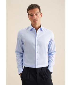 Maskuline Ästhetik: Das blickdichte Business Hemd von Seidensticker aus der "SMART CLASSICS" Kollektion erweitert Ihre Garderobe um einen hochwertigen Look, der den Geist der Zeit trifft. Es ist ein vielseitiger Begleiter, der sich ideal für Büro, Homeoffice oder Veranstaltungen eignet und überall überzeugt. Twill wird besonders hochwertig gewebt. In Kombination mit 100% Baumwolle ist es bequem zu tragen und mit schräg umlaufender Struktur sehr griffig. Die schmale Silhouette dieses Business Hemds in der Passform Shaped betont Ihre Figur ohne dabei zu eng anzuliegen. Dieses Hemd verkörpert zeitlose Eleganz mit modernem Schliff. Stilsicher und elegant liegen Sie mit diesem Langarm-Business Hemd stets richtig. Weitenverstellbare Manschetten ergänzen das klassische Gesamtbild. Hervorragend unterstrichen wird der universelle Business-Charakter durch einen Kentkragen.