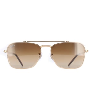 Ray-Ban Square Unisex Gold Brown Gradient RB3636 New Caravan zonnebril is een strak en verfijnd vierkant silhouet dat retro charme uitstraalt met een moderne twist. Het metalen montuur is met precisie gemaakt en biedt duurzaamheid en stijl, terwijl de zorgvuldig geselecteerde lenzen zowel helderheid als UV-bescherming bieden. Het opvallende en toch veelzijdige ontwerp van de RB3636 nieuwe vierkante zonnebril maakt hem tot een must-have accessoire, die elk ensemble verheft met zijn tijdloze aantrekkingskracht en vleugje moderne verfijning, ideaal voor diegenen die op zoek zijn naar iconische stijl gecombineerd met functionaliteit en vakmanschap van hoge kwaliteit.