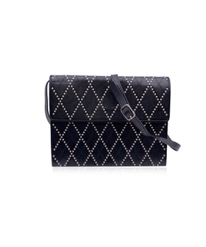 VINTAGE, RRP WIE NEU  
Vintage Yves Saint Laurent Umhängetasche aus schwarzem Leder. Sie verfügt über ein gestepptes Design und silberne Metallnieten mit Diamantmuster. Klappe mit Magnetknopfverschluss. 1 offene Tasche auf der Rückseite. Schwarzes Stofffutter. 1 Seiten-Reißverschluss-Tasche und 1 offene Seiten-Tasche innen. Verstellbarer und abnehmbarer Schulterriemen. Sie kann als Umhängetasche oder als Clutch verwendet werden, wenn man den Riemen abnimmt. 'Yves Saint Laurent' geprägt im Inneren. Zustandsbewertung: A - AUSGEZEICHNET. Zustanddetails: Leicht gebraucht. Normale Gebrauchsspuren auf dem Leder. Bitte prüfen Sie die Fotos sorgfältig und fragen Sie, wenn Sie mehr Details benötigen oder Zweifel haben. Maße (cm): Tiefe: 6,4 Höhe: 22,9 Länge: 29,2 Weitere Details: Staubbeutel? Nein. Schlüssel? Nein. Box? Nein. Maße: Breite: 64 mm Länge: 292 mm Höhe: 229 mm