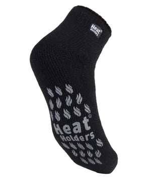 Dieselbe Wärme und derselbe Komfort wie bei den originalen Heat Holders® Crew-Socken, aber in einer kürzeren Knöchellänge! Mit rutschfesten Grippern an der Unterseite für bessere Traktion auf Holz- oder Fliesenböden in Innenräumen. Halten Sie Ihre Füße auch an den kältesten Tagen warm und ziehen Sie dieses Paar knöchellange Heat Holders® für Männer an, die wärmste Thermosocke. Die Heat Holders® sind dick, klobig und mit einer massiven Tog-Einstufung von 2,34 aus einem speziell entwickelten schweren Garn hergestellt, das extreme Wärmeeigenschaften aufweist. Mit ihrer langflorigen Polsterung tragen diese Thermosocken dazu bei, dass sich die Füße rundum wohlfühlen und unterstützt werden. Die Innenseite jeder Socke ist intensiv gebürstet, was sich nicht nur sensationell weich anfühlt, sondern auch die warme Luft nahe an der Haut einschließt und Ihre Füße länger warm hält. Diese Socken haben die Größe 6-11 und sind in 3 verschiedenen Farbvarianten erhältlich.