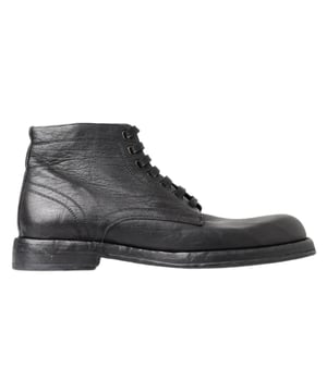 Zapatos de hombre 100% autenticos de Dolce & Gabbana.
  Modelo: Botas con cordones.
  Color: Negro.
  Material: 100% cuero de caballo.
  Suela exterior de goma.
  Detalles del logotipo.
  Fabricado en Italia.
  Alta artesania muy exclusiva.