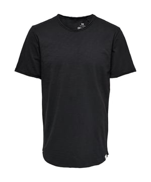 Dieses lang geschnittene Herren-T-Shirt ist das perfekte Essential für deinen entspannten Alltagslook. Der Rundhalsausschnitt und der abgerundete Saum sorgen für eine moderne, lässige Passform. Offene Kanten an Ärmeln, Ausschnitt und Saum verleihen dem Shirt einen coolen, ungezwungenen Look mit leichtem Vintage-Charme. Ein kleiner Label-Aufnäher am Saum rundet das Design stilvoll ab. Ideal für warme Tage oder als Basis für Layering im Herbst. Kombiniere es mühelos mit Jeans oder Shorts für einen unkomplizierten Style. Dieses T-Shirt steht für lässigen Komfort mit einem Hauch von Raffinesse. Ein echtes Must-Have für deine Garderobe.