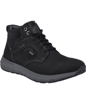 Entdecke den Cameron 54, einen Sneaker, der die perfekte Symbiose aus Tradition und modernem Tragegefühl darstellt. Hergestellt von JOSEF SEIBEL, einer Marke, die für ihre bequemen Schuhe bekannt ist, spiegelt dieser Schuh die Essenz von Handwerkskunst und Qualität wider. Für den Herren, der sowohl Wert auf Erscheinung als auch auf Bequemlichkeit legt, ist der Cameron 54 in klassischem Schwarz eine stilvolle Ergänzung zur Garderobe. Die Farbe, so tief und vielseitig, macht den Schuh zu einem idealen Begleiter für diverse Streetwear-Anlässe und Freizeitaktivitäten. Gefertigt aus hochwertigem Nubuk-Kalbsleder bietet dieses Modell eine außergewöhnliche Haptik sowie Langlebigkeit. Dank der innovativen Strobel-Machart, bei der der Schaft mit einer textilen Brandsohle vernäht wird, profitierst du von einer verbesserten Stabilität und einem angenehmen Laufgefühl. Diese Fertigungsart unterstreicht die handwerkliche Qualität und das Bestreben nach Perfektion, für die JOSEF SEIBEL steht. Die Sohle aus EVA und TR gewährleistet nicht nur eine hervorragende Rutschfestigkeit, sondern auch Flexibilität und Leichtigkeit beim Gehen. Das Besondere an der Sohle ist ihre Widerstandsfähigkeit und die Fähigkeit, jedem Schritt eine sanfte Federung zu verleihen. Die Möglichkeit, die Mikrofaser-Innensohle herauszunehmen, erlaubt es, individuelle orthopädische Einlagen zu verwenden und somit den Tragekomfort weiter zu personalisieren. Der Sneaker ist zudem wasserabweisend, was ihn zu einem verlässlichen Begleiter bei allen Wetterlagen macht. Die Verschlussart mittels Schnürung sorgt für eine optimale Anpassung an den Fuß und verleiht dem Design einen zeitlosen Charme. JOSEF SEIBEL setzt auf moderne Komforttechnologien und eine perfekte Passform, um sicherzustellen, dass jeder Schritt ein Genuss ist. Der Cameron 54 steht nicht nur für das Erbe und die Werte von JOSEF SEIBEL, sondern repräsentiert auch eine bewusste Entscheidung gegen Fast Fashion. In diesem Schuh vereinen sich Funktionalität und Ästhetik auf höchstem Niveau, was ihn zu einem unverzichtbaren Element für den modebewussten Herrn macht, der auf der Suche nach einem Schuh ist, der ihn durch das urbane Leben begleitet.