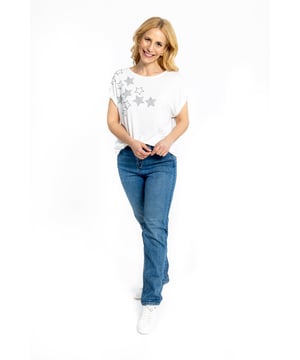 Esta elegante camiseta tiene un tacto suave, mangas enrolladas sutiles y un corte relajado. El favorecedor escote redondo y el diseño de destellos con tachuelas hacen de esta camiseta una opción ideal para combinarla con una falda de satén o pantalones elegantes, o llevarla de manera más casual con jeans o joggers.

Hemos clasificado esta camiseta en tallas S/M/L debido a su corte relajado y versátil. Talla de arriba 8-10 = Pequeña, 12-14 = Mediana y 16-18 = Grande.

Disponible en 3 colores

95% Viscosa, 5% Elastano

Lavado a máquina a 30°