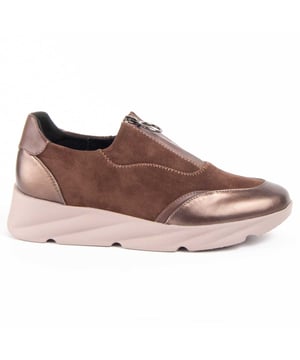 Zapato de cuña casual para mujer. Calce cómodo. Plantilla acolchada de piel natural. Fabricado por otras marcas para nuestra marca. Medidas aproximadas: 4 cm de cuña y 2 cm de plataforma.