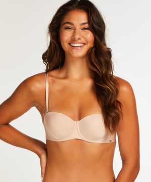 Op zoek naar een mooie strapless bh? We hebben de perfecte voor jou! Deze anti-slip strapless bh is ontworpen om onder topjes en jurken te verdwijnen en past daarom bij elke outfit. Het ultrazachte en gladde materiaal zorgt ervoor dat je het onzichtbare effect kunt bereiken. De bh is zo zacht dat je nauwelijks merkt dat je er een draagt! En dankzij het siliconen materiaal aan de binnenkant glijdt hij niet weg en laat hij je nooit in de steek!