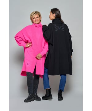 Het Burnaby vest in tijdloos zwart is de ideale keuze voor een stijlvolle en comfortabele look. Dit gebreide vest beschikt over een uniek borduursel dat een persoonlijk verhaal vertelt, geïnspireerd door de tatoeage van Caroline; de duifjes symboliseren eeuwige liefde. Het vest heeft een zachte ribboordkraag, brede ribboorden en korte aangeknipte mouwen. Met een rechte pasvorm die tot op de knie valt, biedt het zowel stijl als comfort. Het oversized model is vervaardigd uit een mix van 30% polyester, 27% nylon, 25% acryl, 15% wol en 3% elastaan, wat zorgt voor een lichtgewicht, zachte en ademende ervaring. Dit vest is veelzijdig en kan het hele jaar door gedragen worden. De klassieke zwarte kleur maakt het eenvoudig te combineren met andere kledingstukken. Voor een speelse en vrouwelijke look, combineer je het vest met de Winslow blouse in wit, of kies voor een ton-sur-ton combinatie met de Brampton trui in dezelfde kleur. Het Burnaby vest met korte mouwen en open draagstijl is perfect om over de Brampton trui te dragen voor een winterse uitstraling. Ontdek de veelzijdigheid en speelse flair van deze combinatie.