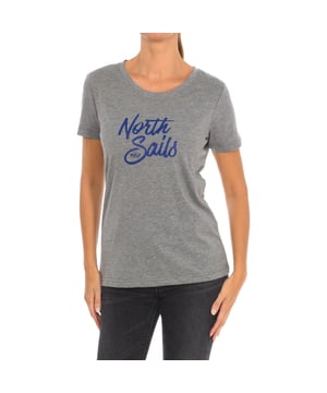 North Sails Kurzarm-T-Shirt.
 Rundhalsausschnitt mit geripptem Abschluss.
 Markenprint auf der Vorderseite.
 Nähte im Farbton gehalten.
 Zusammensetzung: 100% Baumwolle
 Pflege:
Bei maximaler Temperatur von 30º waschen.
 Bei mittlerer Temperatur bügeln.
 Keinen Trockner verwenden.
 Kein Bleichmittel verwenden.
 Nicht chemisch reinigen.