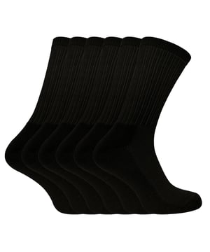 Sportsokken zijn een absolute noodzaak voor ons dagelijks leven, wat zouden we zonder ze doen, aangezien ze een van de meest populaire soorten sokken zijn om te dragen. Comfort, kwaliteit en betaalbaarheid zijn essentiële eigenschappen in een sportsok, daarom hebben wij onze Sock Snob bamboe sportsok ontwikkeld. Wij geloven dat deze bamboe sportsokken je voeten de beste allround atletische ervaring zullen geven. Voor het geval je het nog niet weet, bamboe is een luxe vezel die is geïmplementeerd om de comfortabele eigenschappen van elke sok te verbeteren. in en wordt nu algemeen aanvaard als veel zachter dan katoen. Bamboe is ook van nature vochtafvoerend, voert vocht weg van je huid en vermindert de hoeveelheid zweet die je voeten produceren tijdens het sporten. Een mesh-inzet die in de sportsokken is gebreid (aan de bovenkant van de voet) vermindert ook de opbouw van vocht. Dit verkleint ook de kans op blaren op je voeten. Demping is ook toegevoegd aan de onderkant van de voet op de hiel en de teen voor extra comfort. De bovenkant van de sokken is ook niet te knellend maar ook niet te los zodat ze naar beneden vallen. We hebben de sok ook in twee maten gebreid, een normale maat en een bigfoot-maat, wederom allemaal met het doel om het comfort te verhogen en de pasvorm te verbeteren. Deze sokken zijn gemaakt van een bamboe/katoen verweven garen met elastaan ​​om geef de sokken extra rek. Ze zijn verkrijgbaar in 2 maten, waaronder 39-45 EU en 46-50 EU en zijn verkrijgbaar in 2 kleuren. Ze zijn gemaakt van 36% katoen 36% bamboe (viscose) 26% polyamide 2% elastaan, verkrijgbaar in een set van 6 paar en kunnen veilig in de machine worden gewassen.