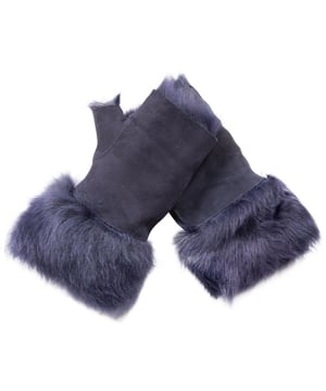 Cálidos, elegantes y chic, estos mitones sin dedos de piel de oveja toscana son perfectos para cuando bajan las temperaturas. Fabricados con la piel de oveja toscana de mayor calidad, estos mitones sin dedos reversibles te ayudarán a mantener las manos abrigadas sin resultar poco prácticos ni afectar a tu destreza. Perfectos para cuando necesites usar tu teléfono mientras viajas, estos mitones de piel de oveja son el accesorio imprescindible de este invierno. Fabricados en el Reino Unido, disponibles en 11 colores