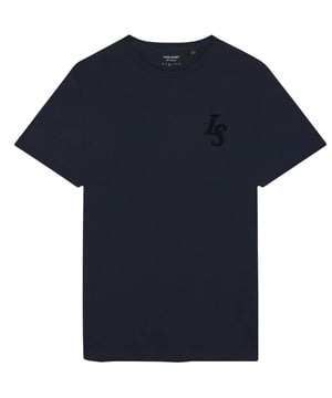 Deze tijdloze Lyle &amp; Het Scott T-shirt is onmisbaar in elke garderobe. Dit kledingstuk is gemaakt van duurzaam, zacht katoen en heeft een logo-ontwerp op de borst voor een klassieke afwerking. Verhoog je stijl met deze tijdloze klassieker! Lyle &amp; Scott Navy T-shirt, gemaakt in India 100% katoen, merklogo op de borst, korte mouw. Normale pasvorm, maat valt normaal, merkbadge linksvoor op de borst. Stijl: TS2017V Z271
