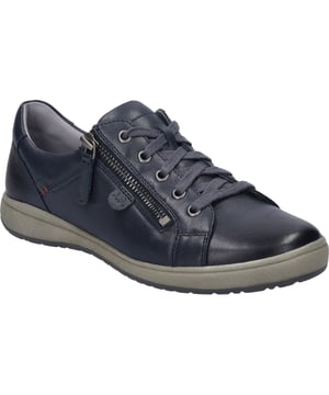 Entdecke den Caren 12 von JOSEF SEIBEL, einen Sneaker, der nicht nur durch seine Farbe in Indigo besticht, sondern auch durch seine hochwertige Verarbeitung und das Engagement für nachhaltige Mode. Als Damenschuh konzipiert, präsentiert sich dieses Modell als perfekter Begleiter für die Freizeit. Ob für einen Stadtbummel oder einen entspannten Tag im Park, der Caren 12 bietet durch seine mit Leder ausgekleidete Innensohle, die zudem herausnehmbar ist, ein außergewöhnliches Tragegefühl. Das Obermaterial aus feinstem Nappa-Kalbsleder unterstreicht die Qualität, für die JOSEF SEIBEL seit Generationen steht. Die graue Sohle aus TR-light Material sorgt nicht nur für eine gute Rutschfestigkeit und Langlebigkeit, sondern ist auch leichter als traditionelle Gummisohlen. Ein weiteres Highlight ist die Strobel-Machart, eine traditionelle Fertigungsweise, die die Stabilität des Schuhs erhöht und den sportlichen Charakter unterstreicht. Mit einem Reißverschluss ausgestattet, vereint der Caren 12 modernen Komfort mit einer perfekten Passform, was ihn zu einem idealen Schuh für diverse Outdoor-Aktivitäten macht. JOSEF SEIBEL setzt auf Slow Fashion, um einen Beitrag gegen die schnelllebige Modeindustrie zu leisten und stellt damit Nachhaltigkeit und die Verwendung hochwertiger Materialien in den Vordergrund. Der Caren 12 ist somit mehr als nur ein Schuh; er ist ein Statement für bewusste Mode und alltagstaugliche Funktionalität.