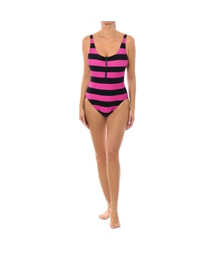 Het Michael Kors Zip Front One Piece Zwempak combineert een modern eendelig stuk met een rugby-geïnspireerde streep, ritssluiting aan de voorkant en uitneembare zachte cups voor een sportief maar stijlvol zwempak.

 Eendelig badpak.
 Ronde hals.
 Rits aan de voorkant.
 Uitneembare softcups.
 Brede niet-verstelbare bandjes.
 Naden in toon zichtbaar.
 Samenstelling: Buitenkant: 85% Polyamide, 15% Elastaan; Voering: 92% Polyester, 8% Elastaan; Cups: 100% Polyurethaan.
 Onderhoud:
Handwas met koud water.
 Gebruik neutrale zeep.
 Geen bleekmiddel gebruiken.
 Spoelen zonder te draaien.
 Niet strijken.