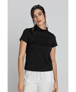 Schwarzes Top aus Stretch-Stoff. Niedriger Rollkragen und kurze Ärmel. Abnäher an der Büste. Wird im Rücken mit einem dicken Kunststoff-Reißverschluss geschlossen, Ton in Ton. Gerade Silhouette. Unser Model ist 176 cm groß und trägt Größe 36/S. Maße für Größe 36/S (in cm): Schulter -36, Brust-43, Taille-44, Gesäß-48, Ärmellänge-16, Körperlänge-57. Zubehör ist nicht enthalten. 70%viscose-25%polyamid-5%elastan