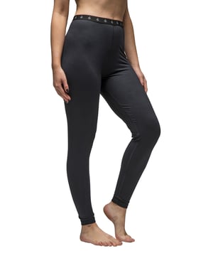 Wenn es bitterkalt wird und Mützen, Handschuhe und Mäntel nicht mehr ausreichen, brauchen Sie etwas, das Sie besser warm hält. Diese Ladies Performance Layer Thermal Long Johns sind ideal, um die warme Luft nahe an der Haut zu halten. Sie lässt sich leicht unter der Kleidung tragen und ist eine glatte, eng anliegende Thermounterwäsche für kältere Tage, an denen eine Schicht nicht ausreicht! Mit 3 verschiedenen Dicken: Warm, X-Warm & XX-Warm haben Sie die Qual der Wahl, um die richtige Unterwäsche für Sie zu finden. Das Oberteil dieser Leggings hat sogar einen elastischen Bund, der die Passform erleichtert und bequemer macht. Die technische Konstruktion dieser Thermounterwäsche und ihre stützende Passform wurden so konzipiert, dass sie sich mühelos den natürlichen Konturen Ihres Körpers anpasst und die bestmögliche Passform bietet - so dass sie unter Ihrer Kleidung kaum auffällt. Die Basisschicht besteht aus einem herrlich weichen Stoff, der für zusätzliche Wärme sorgt und das Kleidungsstück extrem weich macht, was den Tragekomfort erhöht. Diese Thermo-Unterwäsche-Leggings gibt es in einer Farbe: Schwarz, erhältlich in 4 Größen: Small, Medium, Large & X-Large, alle in 3 verschiedenen Stärken erhältlich. Ein passendes Oberteil ist ebenfalls in separaten Angeboten erhältlich. Wir bieten auch Größen/Farben für Männer an.