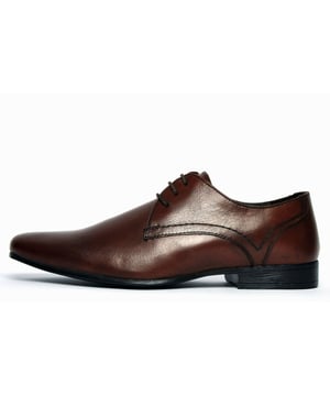 This Red Tape Sampson leather lace up shoe delivers classic Oxford style that sets the trend for formal wear and are sure to make you stand out with their luxurious high-end look. Whether dressed up or dressed down, the Sampson delivers an effortlessly debonair flair to any outfit  be it jeans or dress trousers.
 Premium looks are delivered in the textured leather to the rear of the shoe, the intricate designer stitch detailing, and the slimline sole. With its lace up system, the Sampson is designed to keep feet secure, creating the perfect combination of style and practicality. 
 - Classic Oxford styling
 - High quality leather construction
 - 3 hole lace up system
 - Slimline designer styled sole unit
 - Designer stitch detailing
 - Durable grippy rubber outsole
 - Red Tape branding