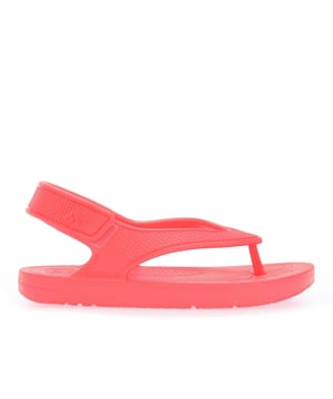 Meisjes FitFlop iQushion Splash Sparkle Back Strap Sandalen in neon oranje. FitFlop's iQushion™ Kids Toddler zool: een bredere, lagere en stabiele basis die zorgt voor bewegingsvrijheid en ruimte om te groeien.Verstelbare achterband met klittenbandsluiting.Ultra flexibele zool met groeven aan de onderkant zodat de voeten van je kind de grond kunnen 'voelen' om hun balans en coördinatie te helpen.Zachte, hoogwaardige luchtschuim die zacht is voor de jonge huid en zijn kussen behoudt.Waterdicht en slipbestendig.Uit één stuk. Zacht luchtschuim van hoge kwaliteit dat zacht is voor de jonge huid en zijn kussen behoudt.- Waterdicht en slipbestendig.- Constructie uit één stuk en stevige achterband zorgen voor meer veiligheid.- 'L' & 'R' en teengroeven op voetbed.- Gemiddelde breedte.- Synthetisch bovenwerk Synthetische voering Synthetische zool.- Ref: FP6-694