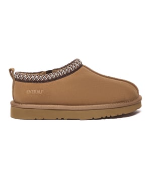 Verhoog uw casual stijl moeiteloos met Wigeon Pantoffels, vervaardigd voor comfort en duurzaamheid met een waterafstotende coating om u stijlvol gezellig te houden in elke omgeving, van binnen tot buiten.