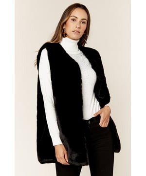 Machen Sie ein Statement in diesem Winter in diesem verträumten Pelz Gilet. Mit einem Kunstpelz-Material, einem ärmellosen Stil und Haken/Ösen-Stil Befestigung Stil dies mit Vinyl-Hosen und eine schmeichelhafte Body für einen Look, der Date-Nacht bereit ist.