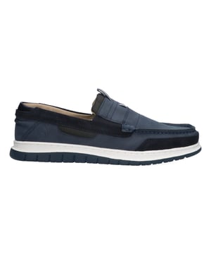 Gaastra loafers voor heren. De schoenen zijn gemaakt van hoogwaardig textiel en suede. De schoen heeft een uitneembare EVA binnenzool, wat zorgt voor een lekkere demping.  Merk: GaastraModelnaam: CapoCategorie: heren schoenenMaterialen: textiel, leerKleur: navy blauw