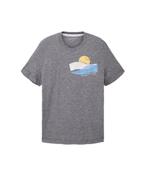 Dieses normal geschnittene T-Shirt hat kurze Ärmel und einen Rundhalsausschnitt. Es ist aus weichem Baumwolljersey gefertigt, der sich angenehm auf der Haut anfühlt und atmungsaktiv ist. Es bietet daher einen hohen Tragekomfort. Das Shirt hat ein Streifendesign, das durch den Fotodruck auf der Brust abgerundet wird.