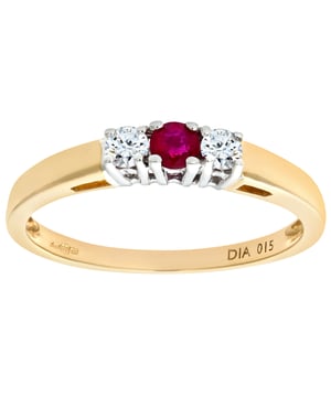9K (375) geel goud: 1,9 gram; # Diamant: 0,15 ct; # Robijn: 0,19 ct