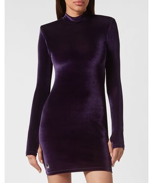 Voeg een basic item toe aan je look met deze chenille jurk met lange mouwen.   Stretch chenille   Halve hals en manchetten met duimgaten   Zeshoekige badge opgenaaid op de rechter voorkant   Stiksels met twee naalden