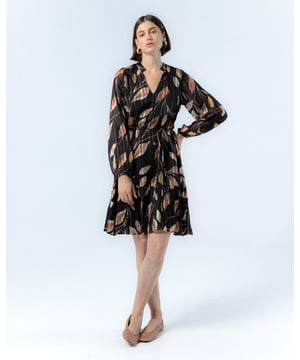 El vestido cruzado Nicola, con su sofisticado estampado de hojas en tonos cálidos sobre fondo oscuro, te hará sentir la esencia del otoño. Su diseño cruzado favorecedor y su estilo elegante lo convierten en la prenda perfecta para realzar tu feminidad en cualquier ocasión especial.
 
 
 
 Vestido corto con cuello pico. 
 
 Manga larga con puño elástico. 
 
 Cinturón de cordón con terminación de abalorios. 
 
 Bajo en volante tableado. 
 
 Tejido con textura de rayas satinadas. 
 
 Estampado de hojas.