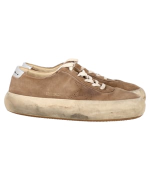 VINTAGE, RRP WIE NEU  
Die Golden Goose Space Star Sneaker aus braunem Wildleder sind der Inbegriff von mühelosem Coolness mit einem Hauch von urbanem Luxus. Hergestellt aus reichhaltigem, geschmeidigem Wildleder, präsentieren sich diese Sneaker in einem abgenutzten, vintage-inspirierten Look, der ihnen einen einzigartigen Charme verleiht. Der kontrastierende metallische Stern an der Seite setzt ein mutiges, markantes Detail, während die gepolsterte Sohle für Komfort bei jedem Schritt sorgt. Mit ihrem entspannten und gleichzeitig stilvollen Design kombinieren diese Sneaker mühelos High Fashion mit Streetwear-Flair und sind die perfekte Ergänzung für jede lässige Garderobe. Erhebe dein Sneaker-Spiel mit dem unverwechselbaren Charme und der hochwertigen Handwerkskunst von Golden Goose.  

Golden Goose Space Star Sneaker aus braunem Wildleder  

Zustand: Sehr gut  
Abnutzungserscheinungen: Geringe Abnutzungserscheinungen  
Verpackung: Box, Staubbeutel  
Farbe: Braun  
Material: Wildleder | Wildleder  
Größe: EU | 43/UK9/US10  
Maße: Absatzhöhe: 50; Einlegesohlenlänge: 340  
SKU: MRPPUGBSH446559M
