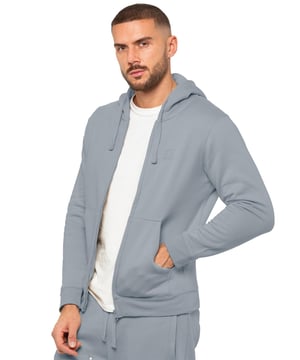 Presentamos la sudadera con capucha y cremallera Enzo para hombre, un complemento versátil para tu armario. Confeccionada pensando en la comodidad y el estilo, esta sudadera con capucha cuenta con puños y capucha ajustable con cordón para un ajuste personalizado. Con prácticos bolsillos laterales, ofrece funcionalidad y moda. Acabado con estampado Enzo