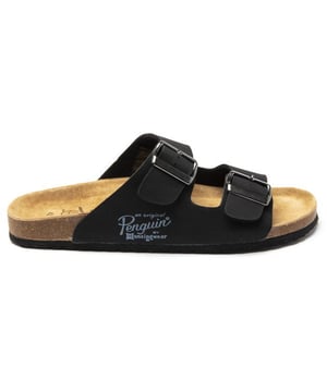 Aporta un toque de sofisticación a tu colección de calzado con estas sandalias de doble hebilla para hombres de Penguin Original. Un elegante upper negro con una plantilla de corcho en contraste muy cómoda proporciona el soporte necesario para que te desplaces con el estilo adecuado, sea cual sea la ocasión. Estas sandalias de Penguin Originals son el complemento ideal, con un diseño que presenta la puntera abierta y correas de doble hebilla, además de una suela de goma duradera. Estas sandalias son perfectas para cualquier aventura veraniega, asegurando que estés cómodo y elegante sin importar la ocasión.  
 - Upper sintético de tacto suave  
 - Correa de doble hebilla  
 - Media suela efecto corcho  
 - Plantilla acolchada  
 - Suela exterior de goma duradera  
 - Marca Penguin Original  
 Nota: Estas sandalias se suministran en bolsa de polietileno (sin caja)