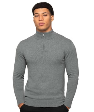 El Jersey de Punto con Cremallera a Mitad para Hombre de Enzo Milano presenta un elegante diseño de cuello embudo, que añade un toque contemporáneo a la clásica prenda de punto. Confeccionado con un tejido de punto suave y de alta calidad, este jersey garantiza comodidad y calidez. El cierre de media cremallera permite una ventilación ajustable y facilidad de uso, mientras que el cuello embudo proporciona una cobertura adicional y una silueta moderna y estilizada. Incluye puños y dobladillo acanalados para un ajuste ceñido, que complementa el aspecto refinado. Una pequeña placa con el logo de Enzo Milano está situada cerca del dobladillo. Esta prenda de punto combina a la perfección estilo y practicidad, ideal para ocasiones casuales o semi-formales.