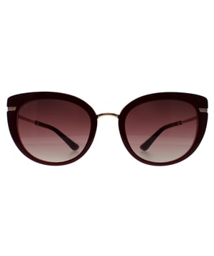 Las gafas de sol Tiffany TF4196 80013C negro gris degradado son un diseño moderno fabricado en acetato de alta calidad, estas gafas de sol son a la vez ligeras y duraderas, lo que las hace cómodas de llevar durante largos periodos. El emblema de la cadena de la firma Tiffany & Co adorna las patillas de estas gafas de sol, añadiendo un toque de elegancia y sofisticación al diseño.