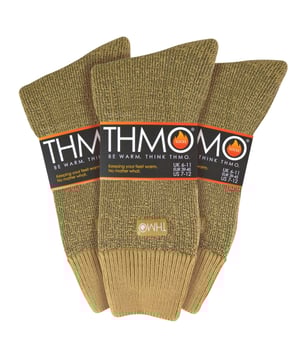 Wenn die Temperaturen sinken, brauchen Sie ein zuverlässiges Paar Thermosocken, die die Kunst, Ihre Füße warm und bequem zu halten, perfektioniert haben. Die Designer dieser THMO-Thermosocken für Männer haben Komfort und Wärme zu ihren Prioritäten gemacht. Die THMO Thermosocken wurden aus einem schweren Acrylgarn mit extremen thermischen Eigenschaften hergestellt. Sie sind auf der Innenseite doppelt gebürstet, um die Wärme zu maximieren, indem sie die warme Luft einschließen und nahe an den Füßen halten. Durch diese Bürstung wird die Innenseite der Socke weicher, so dass sie sich sowohl für den Einsatz in Innenräumen als auch für Aktivitäten im Freien eignet. Diese Thermosocken fühlen sich auch wie nahtlos an und haben eine saubere, handgekettelte Spitze. Der gerippte Bund am oberen Ende der Socke wurde so gestaltet, dass er sich den natürlichen Konturen Ihrer Beine anpasst. Dieses breite, weiche Oberteil bietet den ganzen Tag über Komfort und verringert die Gefahr, dass sich an Ihren Beinen unangenehme Einschnürungen bilden. Diese THMO-Thermosocken für Männer sind in verschiedenen Farben und in den Größen 6-11 UK, 39-45 Eur, 7-12 US erhältlich. Sie sind sicher in der Maschine waschbar.