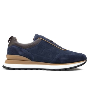 Til je stijl naar een nieuw niveau met de Hackett London Chad Active Trainers. Gemaakt van rijk blauw suede met bruine accenten en een slanke leren kraag, zijn deze schoenen perfect voor de stedelijke ontdekkingsreiziger. De monogram H-stiksel aan de zijkanten voegt een herkenbare Hackett flair toe, terwijl de bi-color rubberen zool met een opvallende hakdetail en de uitneembare inlegzool zorgen voor comfortabele demping, mijl na mijl.