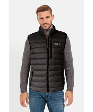 Thanks to its modern synthetic materials, this vest is water-repellent, windproof and padded without using down. Its fashionable quilted pattern will complement your leisure looks to make a great basic accessory. There are some practical pockets: two inside pockets and two zip pockets on the outside.