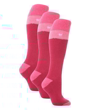 Ziehen Sie ein Paar Heat Holders Ski Socks an, die ultimative Thermosocke. Die extralange, dick gepolsterte Socke ist ideal für Skifahrer und alle Winteraktivitäten. Sie polstert Unterschenkel und Fuß und hält sie herrlich warm. Wenn Sie Ihre Skiausrüstung für die Piste aufstocken möchten, sind diese Socken perfekt, da sie jetzt in einem erstaunlichen 3-Paar-Pack kommen, was sie zu einem großartigen Preis-Leistungs-Verhältnis macht! Die dicken, klobigen Socken mit einem Tog-Wert von 2,34 sind mehr als 7x wärmer als einfache Baumwollsocken (0,33 Tog)! Das liegt daran, dass sie aus einem speziell entwickelten Thermogarn hergestellt wurden, das eine leistungsstarke Isolierung gegen die Kälte bietet und gleichzeitig eine hervorragende Feuchtigkeitsableitung ermöglicht. Außerdem sorgen die Heat Holders Loops für eine einzigartige Polsterung, die noch mehr warme Luft einschließt und Ihre Füße den ganzen Tag über bequem und komfortabel hält. Diese extremen Socken werden von einem Experten gebürstet, wodurch die Innenseite nicht nur sensationell weich ist, sondern auch dazu beiträgt, die Menge an warmer Luft zu maximieren, die in der Nähe der Haut gehalten wird, wodurch Ihre Füße länger warm bleiben! Diese Socken im 3er-Pack haben die Damengröße 4-8 UK und sind in 6 verschiedenen Farben erhältlich. Sie bestehen aus 91% Acryl, 5% Nylon, 3% Polyester, 1% Elasthan und sind maschinenwaschbar.