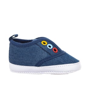 Flexibele baby sportschoenen.
 Buitenkant van textiel.
 Elastiek op de wreef.
 Zachte textiel binnenkant.
 Microvezel zool.
 Naden in toon zichtbaar.
 Samenstelling: Buitenkant: Textiel; Binnenkant: Textiel; Zool: Textiel
 Onderhoud:
Reinigen met een natte doek.
