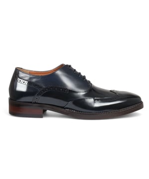 Causa una impresión audaz con los zapatos brogue de charol para hombre Justin Reess Harry en un llamativo color verde. Fabricados con charol verde vibrante, estos zapatos están diseñados para destacar y realzar tu atuendo formal. Con un diseño brogue clásico con perforaciones intrincadas y costuras decorativas, encarnan la elegancia y la sofisticación para cualquier ocasión. El cierre seguro con cordones permite un ajuste personalizado, lo que garantiza la comodidad durante todo el día. Fabricados con materiales de alta calidad y una artesanía experta, estos zapatos ofrecen durabilidad y longevidad, lo que los convierte en una elegante incorporación a tu guardarropa. Charol verde llamativo para una declaración audaz Diseño brogue clásico con perforaciones elegantes Cierre con cordones para un ajuste seguro y ajustable Construcción duradera para un uso duradero