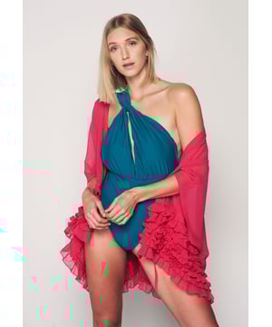 Herita Frill Gedetailleerde Kimono
-------------------------------------------------------------------
Verhoog je stijl met de Herita Frill Detailed Kimono, een veelzijdige en chique aanvulling op je garderobe. Deze kimono is gemaakt met minutieuze aandacht voor detail en heeft ingewikkelde franje details die een vleugje elegantie en speelsheid aan je look toevoegen. Het vloeiende silhouet en de lichtgewicht stof maken het een comfortabele en stijlvolle keuze voor elke gelegenheid. Of je je nu opmaakt voor een speciale gebeurtenis of een stijlvolle laag wilt toevoegen aan je alledaagse outfit, de Herita kimono met franje-details is de perfecte keuze voor moeiteloze en verfijnde mode.
-------------------------------------------------------------------
Artikel Punten:

* Intricate franje details: De Herita Frill Detailed Kimono heeft zorgvuldig bewerkte franje details die verfijning uitstralen.
* Vloeiend silhouet: Met zijn ontspannen en vloeiende silhouet biedt de kimono een comfortabele en stijlvolle pasvorm voor verschillende lichaamstypes.
* Veelzijdige styling: Deze kimono is geschikt voor zowel formele als casual gelegenheden en past bij verschillende outfits.
* Lichtgewicht Comfort: Gemaakt van lichtgewicht materialen, de kimono zorgt voor een comfortabel en ademend draagcomfort.
* Moeiteloze elegantie: Maak moeiteloos een fashion statement met het tijdloze ontwerp van de Herita Frill Detailed Kimono.
-------------------------------------------------------------------
Kwaliteit en Gebruik:
* Ervaar de mix van kwaliteit en stijl met de Herita Frill Detailed Kimono, ontworpen om je modespel te verbeteren.
-------------------------------------------------------------------
Ontwerp:
* De prachtige franjes en het elegante ontwerp van de kimono voegen een vleugje charme en verfijning toe aan elk ensemble.
-------------------------------------------------------------------
Wasmethoden:

* Zacht onderhoud: Zorg ervoor dat de kimono lang meegaat door hem op een zacht programma met koud water te wassen.
* Mild wasmiddel: Gebruik een mild wasmiddel om de zachtheid en kleur van de stof te behouden.
* Aan de lucht drogen: Leg de kimono na het wassen plat neer om aan de lucht te drogen en vermijd overmatige blootstelling aan zonlicht.
* Voorzichtig behandelen: Behandel de delicate details met zorg om de ongerepte staat te behouden.
* Moeiteloze styling: Verhoog je look moeiteloos met de Herita Kimono met franje en details, een veelzijdig stuk dat flair toevoegt aan elke outfit.
-------------------------------------------------------------------
Laat je verleiden door het raffinement van de Herita Frill Detailed Kimono, een must-have kledingstuk dat elegantie en comfort combineert in één chic pakket. Of je hem nu draagt over een jurk of afkleedt met een jeans, deze kimono verbetert moeiteloos je modequotiënt en voegt een vleugje luxe toe aan je ensemble.