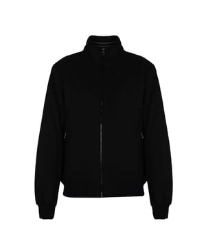 El corte sencillo de esta chaqueta es un clásico que nunca pasa de moda, y al mismo tiempo ofrece libertad de movimiento y comodidad al vestir, ideal para cualquier ocasión.

Con un cuello alto que añade elegancia y protege del viento frío, creando al mismo tiempo un aspecto estilizado que atrae las miradas y destaca el cuello.

Cuenta con una cremallera bidireccional, lo que permite ajustar la temperatura y es cómoda de poner, añadiendo además un carácter moderno y funcionalidad.

Las mangas y el bajo están acabados con puños elásticos, lo que asegura un ajuste perfecto y protección adicional contra el frío, al mismo tiempo que realza la figura.

En el frente tiene tres bolsillos con cierre, que ofrecen un espacio práctico para los pequeños objetos, y su disposición añade simetría y estilo a la chaqueta.

Dos bolsillos internos adicionales son la solución perfecta para aquellos que valoran la seguridad y el orden, permitiendo guardar objetos valiosos cerca del cuerpo.

En la manga izquierda, un detalle de la marca que sutilmente realza la marca y añade un carácter exclusivo a la chaqueta, siendo también un signo de calidad.

El especial Sistema Geox proporciona resistencia al viento y al agua, haciendo de la chaqueta una opción fiable para cualquier clima, garantizando confort y sequedad.

Hecha de un tejido transpirable de alta calidad, que asegura una excelente circulación de aire, haciendo que la chaqueta sea ideal para diversas condiciones atmosféricas, combinando confort con durabilidad.