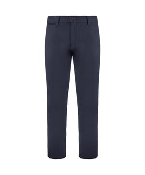 Los pantalones chinos Dockers Slim Fit Navy para hombre son un complemento versátil y elegante para su armario. Estos pantalones chinos ofrecen un corte entallado contemporáneo a través del muslo y la pierna, manteniendo la comodidad y el atractivo clásico de los pantalones chinos tradicionales. Estas son las principales características y detalles que hacen de estos pantalones una elección popular:

 Corte entallado:  El corte entallado en muslo y pernera proporciona una silueta moderna y estilizada sin apretar en exceso. Este corte es conocido por su versatilidad y estilo actual.

Color azul marino: el color azul marino de estos pantalones chinos es clásico y adaptable, por lo que son adecuados para diversas ocasiones, desde entornos informales a semiformales.

Tejido chino: El tejido chino suele ser de algodón y se valora por su comodidad, transpirabilidad y durabilidad. Ofrece un aspecto más refinado que el tejido vaquero.

Cintura de tiro medio: estos pantalones suelen tener una cintura de tiro medio, justo por debajo de la cintura natural, lo que garantiza un ajuste cómodo y atemporal.

Estilo versátil: Los pantalones chinos Dockers Slim Fit Navy pueden combinarse con una camisa de vestir y un blazer para un look más formal o llevarse de forma informal con una camiseta o un polo para el día a día.

Trabillas para cinturón: Las trabillas para cinturón permiten llevar un cinturón con fines funcionales y de estilo, así como personalizar el ajuste.

Bolsillos delanteros y traseros: Estos pantalones suelen llevar bolsillos delanteros inclinados y bolsillos traseros de ojal, que ofrecen un práctico espacio para guardar pequeños objetos.

Marca Dockers: Puedes esperar encontrar detalles de la marca Dockers sutilmente incorporados en el diseño, reflejando el compromiso de la marca con la calidad y el estilo.

Tallas disponibles: Dockers ofrece una gama de tallas para adaptarse a las diferentes formas del cuerpo y garantizar un ajuste adecuado y cómodo.