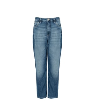 Mit dem Mom Fit Schnitt betonen diese Jeans die Figur, während sie gleichzeitig durch den lockereren Schnitt im Hüft- und Oberschenkelbereich Komfort und Bewegungsfreiheit bieten.

Mit einem Knöchel-langem Schnitt, lassen sie sich perfekt mit verschiedenen Arten von Schuhen kombinieren, von Sneakern bis hin zu eleganten Stiefeletten, und verleihen jeder Outfit-Kombination einen modischen und modernen Look.

Mit einer hohen Taille formen diese Hosen nicht nur die Taille, sondern bieten auch zusätzlichen Komfort, was sie zur idealen Wahl für jeden Tag macht.

Mit einem Waschungseffekt, der ihnen einen einzigartigen, leicht vintageartigen Charakter verleiht, sind diese Jeans das perfekte Kleidungsstück für Liebhaber des Retro-Stils.

Mit drei Taschen vorne und zwei hinten bieten sie ausreichend Platz für Kleinigkeiten und fügen jedem Tag praktischen Nutzen hinzu.

Auf der hinteren Tasche befindet sich ein Marken-Patch, der die Marke subtil hervorhebt und den Jeans einen exklusiven Charakter verleiht.

Mit heller Naht abgesteppt, was einen eleganten Kontrast zur Farbe des Stoffes bildet und den Jeans ein raffiniertes Finish verleiht.

Aus hochwertigem Stoff gefertigt, sind diese Jeans nicht nur haltbar, sondern auch angenehm zu tragen, was sie zu einer hervorragenden Wahl für jede Gelegenheit macht.