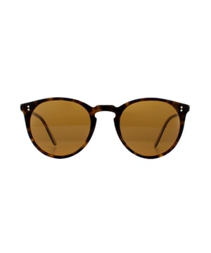 Die Sonnenbrille von Oliver Peoples O'Malley 5183s 166653 Horn Brown ist von dem klassischen Rahmen inspiriert, den der ehemalige Besitzer der LA Dodgers trug. Diese ikonische Form ist eines der erkennbarsten Designs von Olivers Peoples mit deutlichen Linsen, handgelegten Platten und einer Schlüssellochbrücke. Die schlanken Tempel halten das Logo der Oliver-Völker an den Spitzen. Jedes einzelne Paar wird vollständig von Hand gefertigt, was zu einzigartigen Mustern führt, die für jeden Schuss geformt werden.