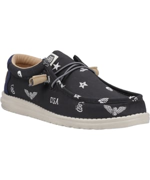 Punk goes comfy in all the right ways with the Wally Stars n Skulls Print. A supportive kick with foam underfoot, embroidered logo patch on the heel,  and free-spirited style.