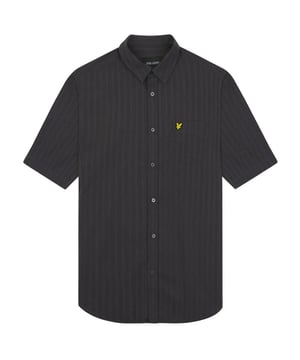 Deze tijdloze Lyle &amp; Het Scott-overhemd is essentieel voor elke garderobe. Dit kledingstuk is gemaakt van duurzaam, zacht linnen en heeft een logo-ontwerp op de borst voor een klassieke afwerking. Verhoog je stijl met deze tijdloze klassieker! Lyle &amp; Scott donkergrijs overhemd, gemaakt in Turkije, 77% katoen, 23% linnen, merklogo op de borst, kraag met kraag. Normale pasvorm, maat valt normaal, merkbadge linksvoor op de borst. Stijl: SW2008V W635